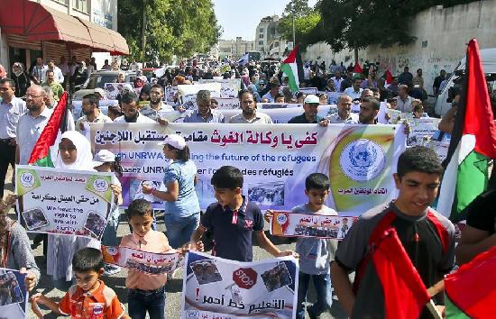 Gazans protesting UNRWA decision - "Education, Red Line"