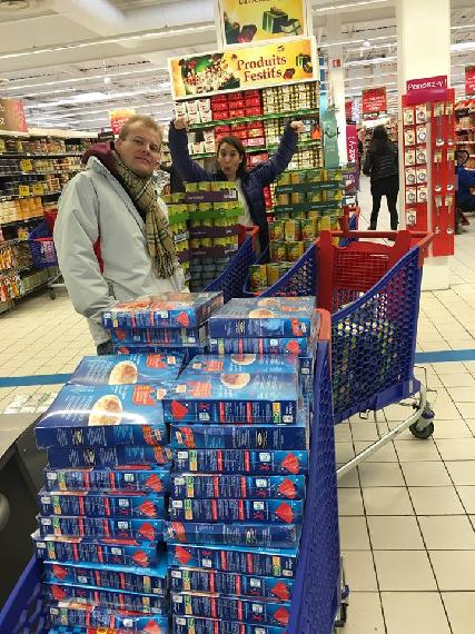 Shopping in Calais, for rice, beans and tuna cans for 200 packs.
