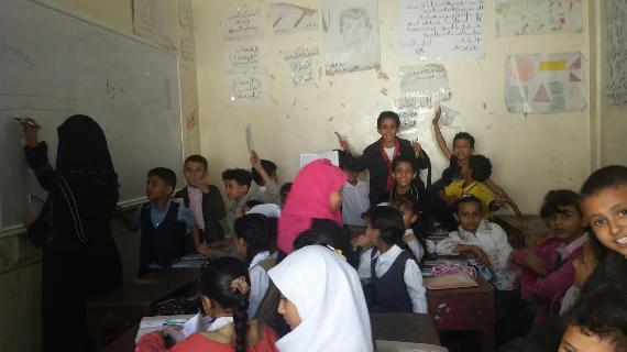 Children attending an improvised school in Taiz 