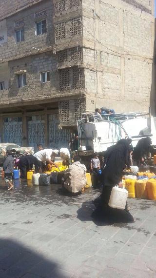 Children and Families getting water from water truck