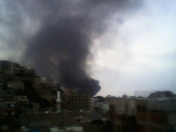 Smoke from a fire at a factory in Alhsb area of Taiz (Citizen cell photo)