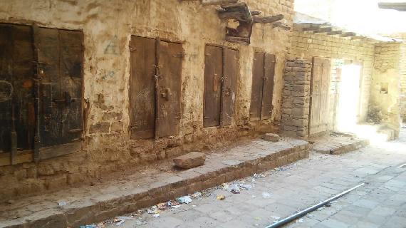 More images of closed stores in Thula (Photographer: Sami Alzuhairi)