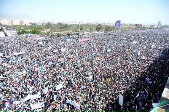 Mass gathering in Seventy Square (Photo Courtesy: Aref al-Gabobi)