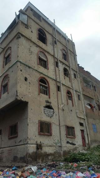 Building damaged in the Al-Manakh neighborhood 