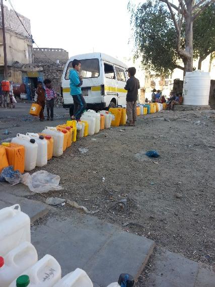 Children stand in queue for getting water in the city of Taiz.